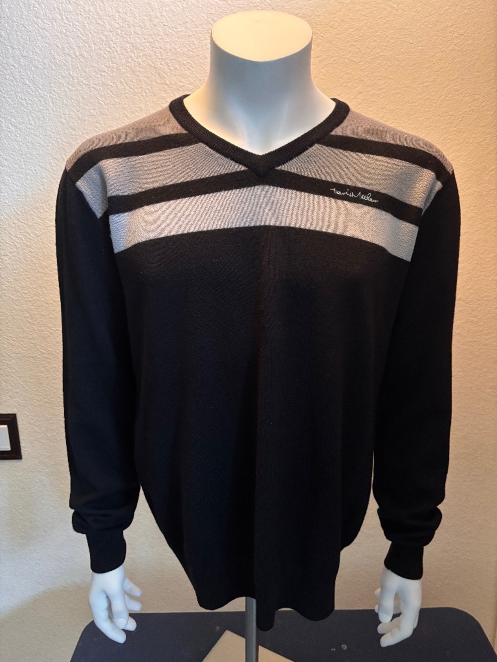 Good condition mens XL merino wool Travis Mathew V-Neck golf sweater
